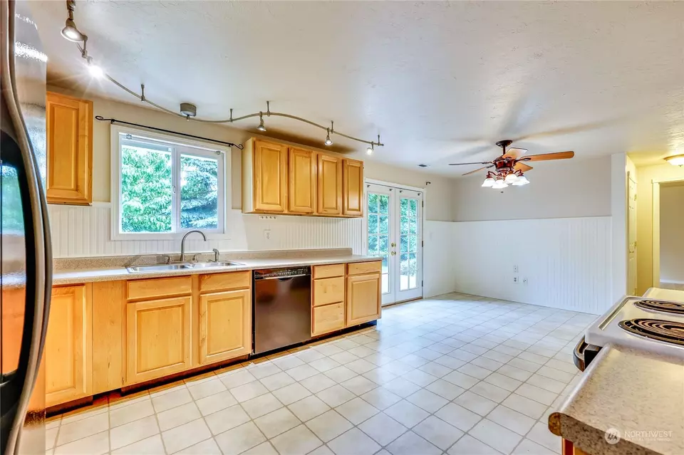 Kitchen - 11821 Carter Ave SW, Port Orchard, WA 98367 photo 1 of 2