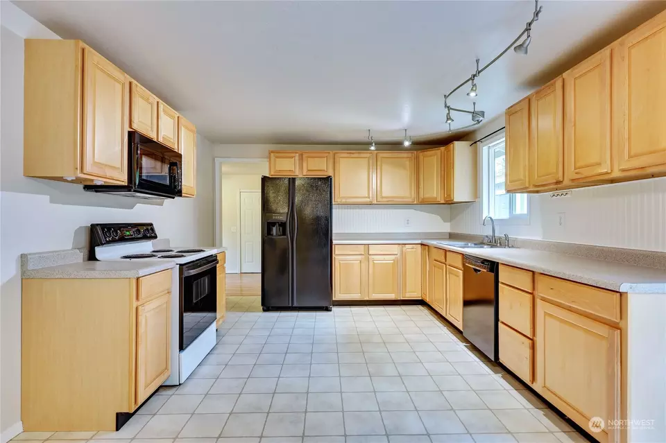 Kitchen - 11821 Carter Ave SW, Port Orchard, WA 98367 photo 2 of 2