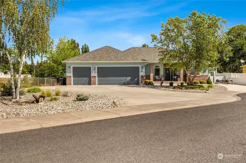 1064 Laguna Dr, Moses Lake, WA 98837