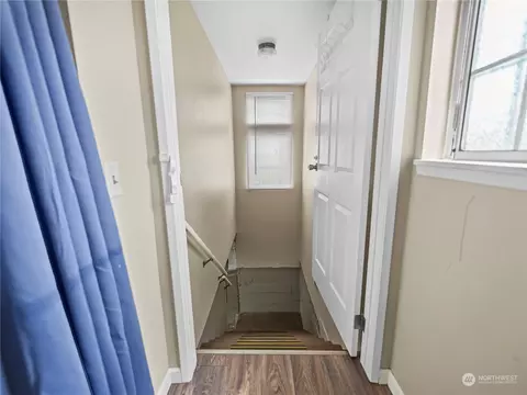 Entry Way - 2401 Cedar St, Everett, WA 98201 photo 4 of 4