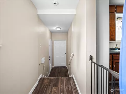Entry Way - 2401 Cedar St, Everett, WA 98201 photo 3 of 4
