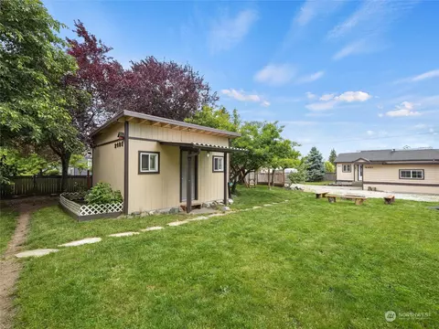 Exterior - 2401 Cedar St, Everett, WA 98201 photo 6 of 10