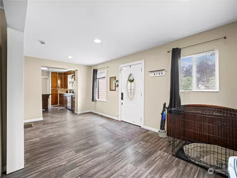 Entry Way - 2401 Cedar St, Everett, WA 98201 photo 2 of 4