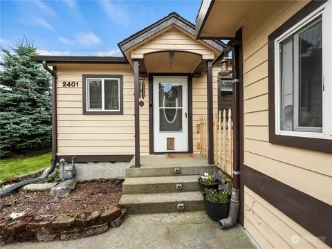 Exterior - 2401 Cedar St, Everett, WA 98201 photo 3 of 10