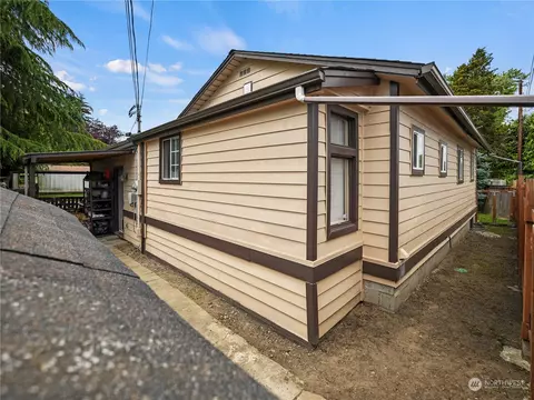 Exterior - 2401 Cedar St, Everett, WA 98201 photo 5 of 10