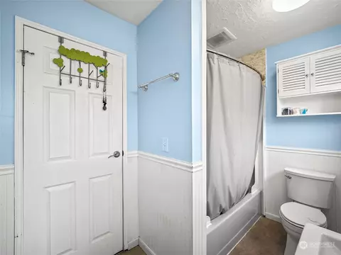 Bath - 2401 Cedar St, Everett, WA 98201 photo 2 of 2