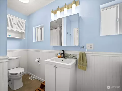 Bath - 2401 Cedar St, Everett, WA 98201 photo 1 of 2
