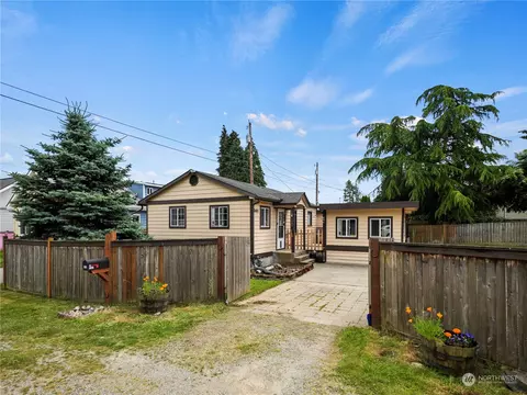 Exterior - 2401 Cedar St, Everett, WA 98201 photo 4 of 10