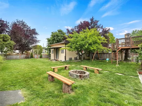 Exterior - 2401 Cedar St, Everett, WA 98201 photo 7 of 10