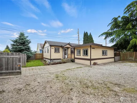 Exterior - 2401 Cedar St, Everett, WA 98201 photo 9 of 10