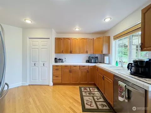 Kitchen - 142 Kirner Rd, Sequim, WA 98382 photo 2 of 3