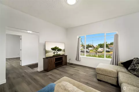 Living - 732 N 6th Ave, Walla Walla, WA 99362 photo 4 of 4