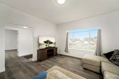 Living - 732 N 6th Ave, Walla Walla, WA 99362 photo 3 of 4