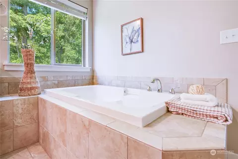 Bath - 12904 37th Dr SE, Everett, WA 98208 photo 3 of 5