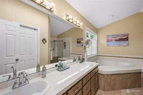 Bath - 2811 106th St SE, Everett, WA 98208 photo 3 of 5