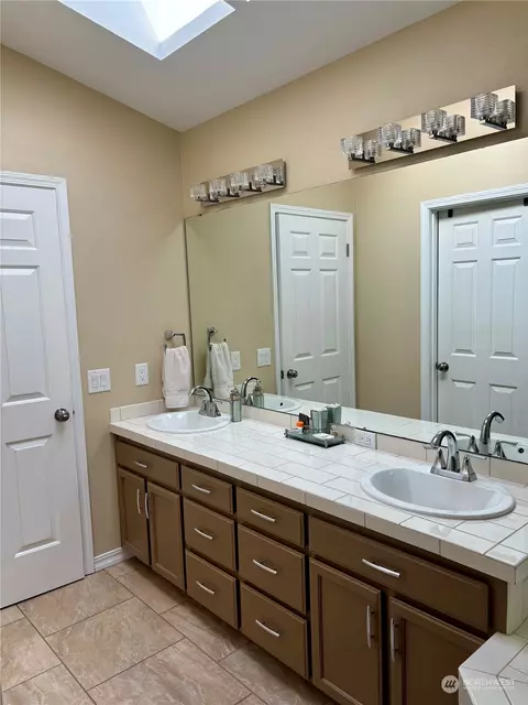 Bath - 2811 106th St SE, Everett, WA 98208 photo 1 of 5