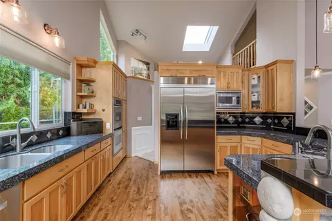 Kitchen - 20004 230th Ave E, Orting, WA 98360 photo 2 of 4