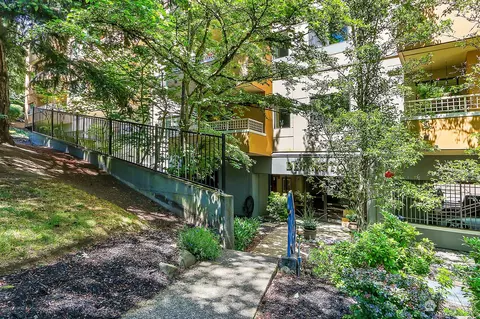 7600 SE 29th St #208, Mercer Island, WA 98040