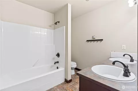 Bath - 1501 Riddell Ave NE, Orting, WA 98360 photo 3 of 5