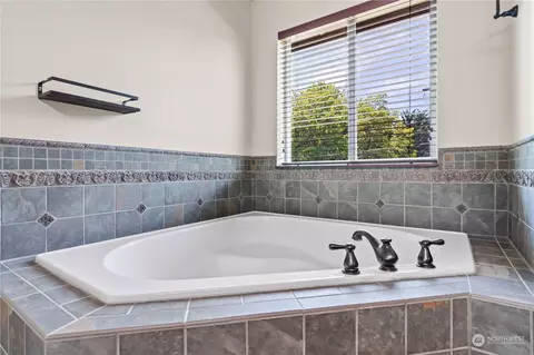 Bath - 1501 Riddell Ave NE, Orting, WA 98360 photo 4 of 5