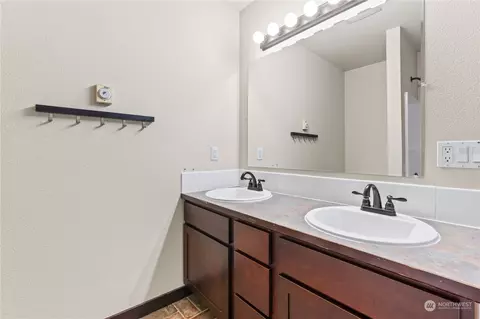 Bath - 1501 Riddell Ave NE, Orting, WA 98360 photo 2 of 5