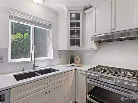 Kitchen - 18124 28th Dr SE, Bothell, WA 98012 photo 3 of 4