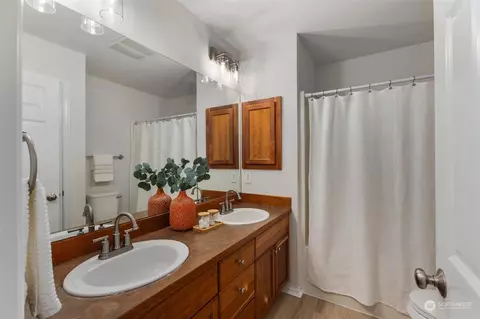 Bath - 15924 35th Dr SE, Bothell, WA 98012 photo 5 of 5