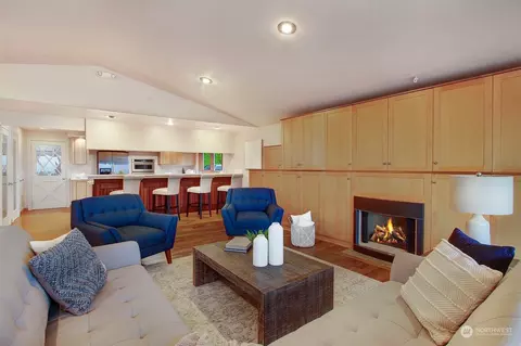 Living - 7209 Juniper Dr, Everett, WA 98203 photo 4 of 5