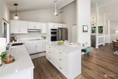 Kitchen - 18017 Talbot Rd, Edmonds, WA 98026 photo 1 of 2