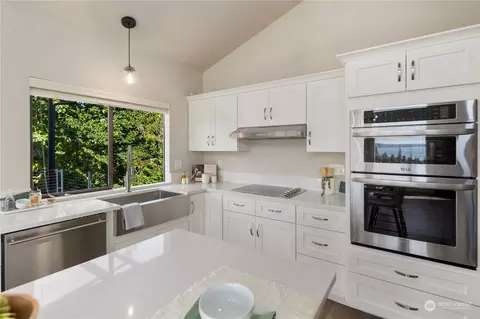 Kitchen - 18017 Talbot Rd, Edmonds, WA 98026 photo 2 of 2