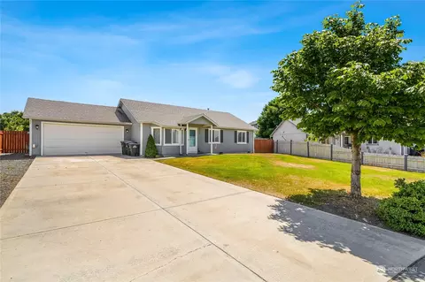 1315 S Cougar Dr, Moses Lake, WA 98837