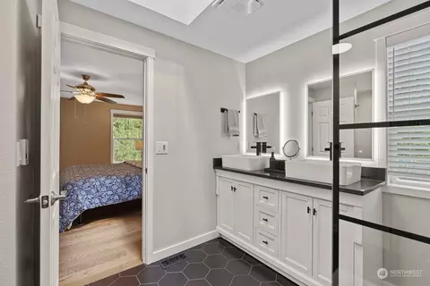 Bath - 13705 56th Dr SE, Everett, WA 98208 photo 4 of 5