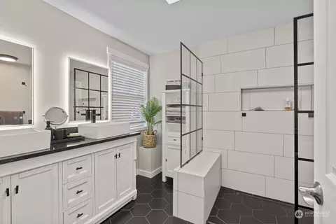 Bath - 13705 56th Dr SE, Everett, WA 98208 photo 2 of 5