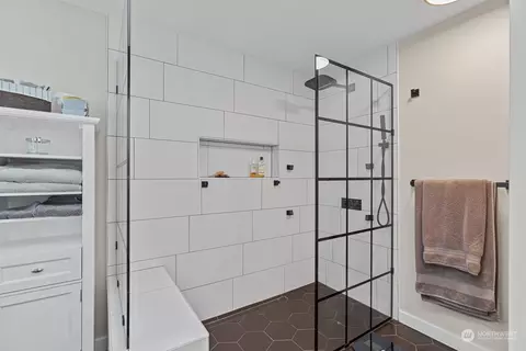 Bath - 13705 56th Dr SE, Everett, WA 98208 photo 3 of 5