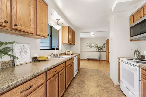 Kitchen - 20016 101st Pl NE, Bothell, WA 98011 photo 1 of 2