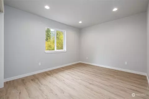 Bedroom - 6281 Spruce Ct, Maple Falls, WA 98266 photo 3 of 4