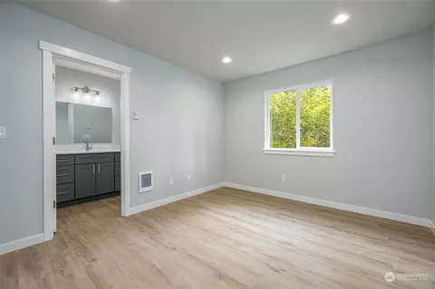Bedroom - 6281 Spruce Ct, Maple Falls, WA 98266 photo 2 of 4