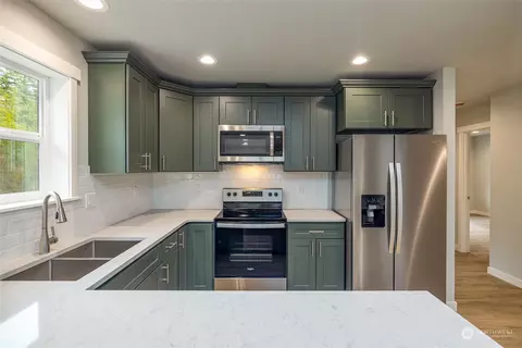 Kitchen - 6281 Spruce Ct, Maple Falls, WA 98266 photo 2 of 3
