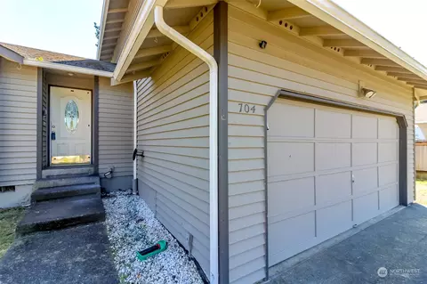 Exterior - 704 Bathke Ave, Enumclaw, WA 98022 photo 1 of 5