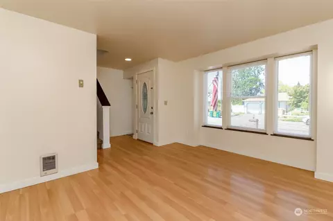 Living - 704 Bathke Ave, Enumclaw, WA 98022 photo 1 of 4