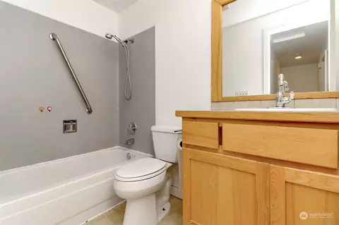Bath - 704 Bathke Ave, Enumclaw, WA 98022 photo 1 of 4