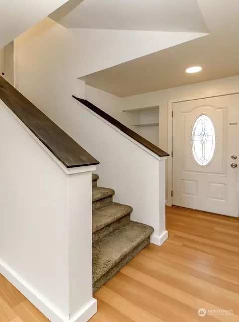 Entry Way - 704 Bathke Ave, Enumclaw, WA 98022 photo 1 of 1