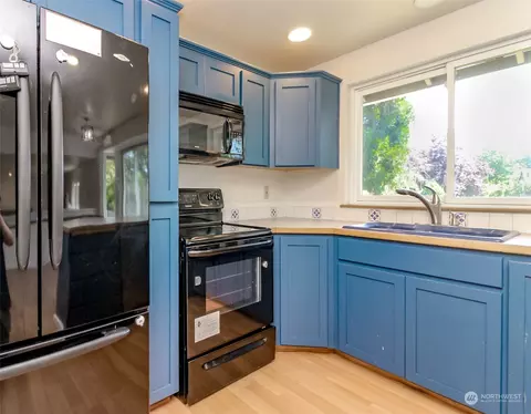 Kitchen - 704 Bathke Ave, Enumclaw, WA 98022 photo 1 of 1