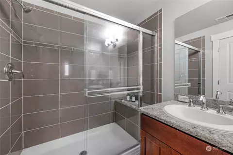 Bath - 2115 201st Pl SE #D2, Bothell, WA 98012 photo 2 of 4