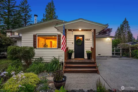 922 Ballarat Ave NE, North Bend, WA 98045