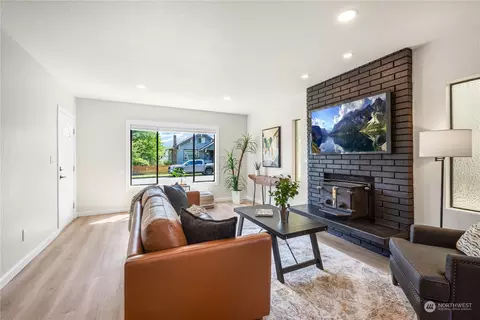 Living - 3013 Leonard Dr, Everett, WA 98201 photo 2 of 3