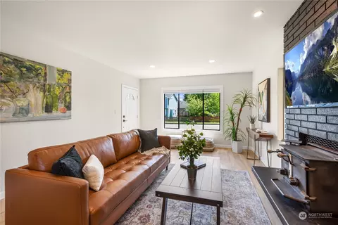 Living - 3013 Leonard Dr, Everett, WA 98201 photo 1 of 3