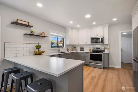 Kitchen - 3013 Leonard Dr, Everett, WA 98201 photo 2 of 3