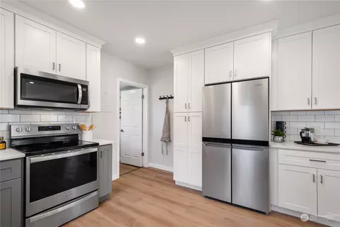 Kitchen - 3013 Leonard Dr, Everett, WA 98201 photo 3 of 3