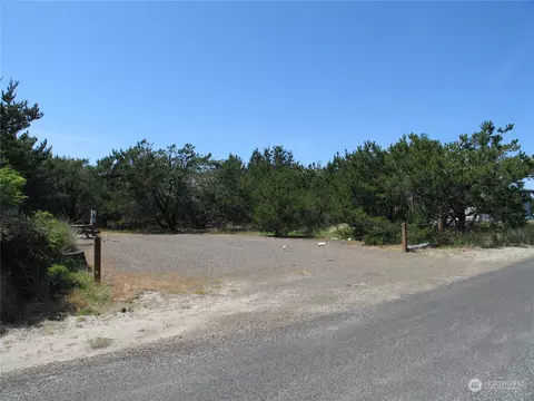 618 G St, Ocean Park, WA 98640